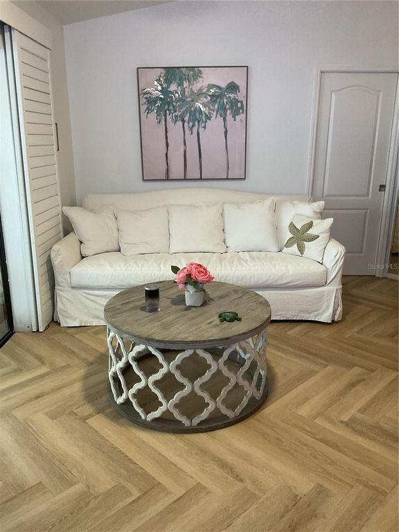 Image 8 of property listing at 6431 LAURELWOOD DRIVE, Zephyrhills, FL 33542