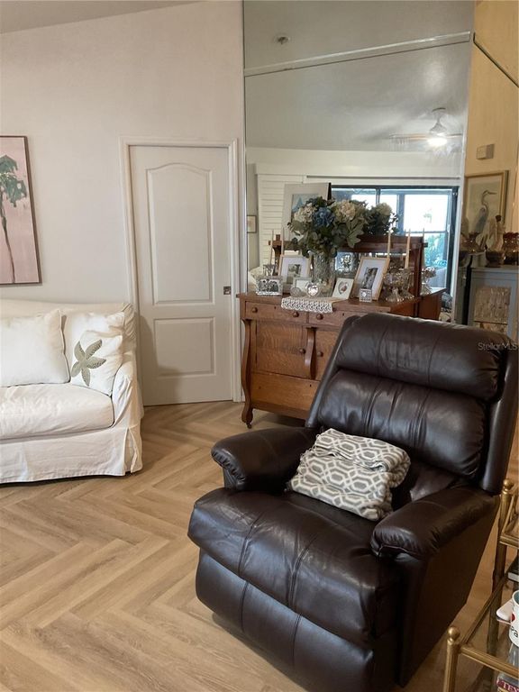 Image 9 of property listing at 6431 LAURELWOOD DRIVE, Zephyrhills, FL 33542