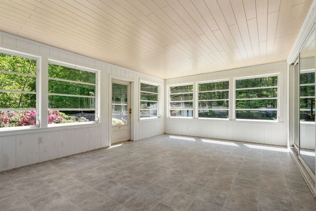 37 Driftwood Dr, Holden, MA 01520