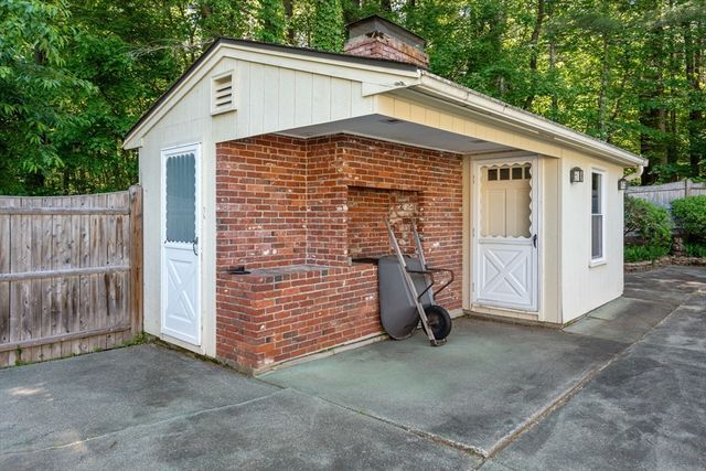 37 Driftwood Dr, Holden, MA 01520