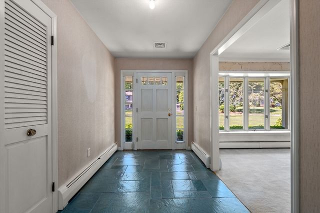 37 Driftwood Dr, Holden, MA 01520