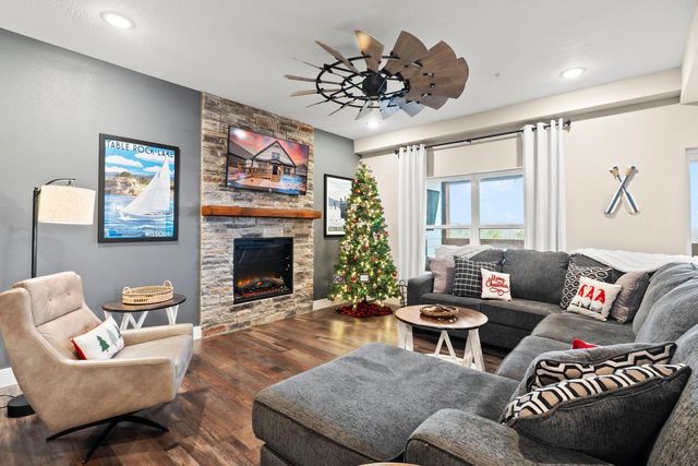 149 Branson Cove Court, Hollister, MO 65672