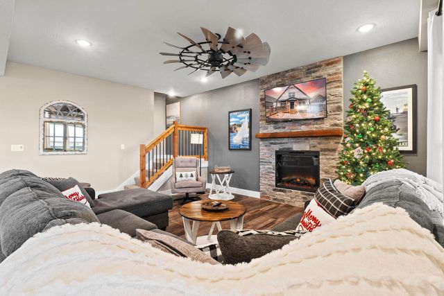 149 Branson Cove Court, Hollister, MO 65672