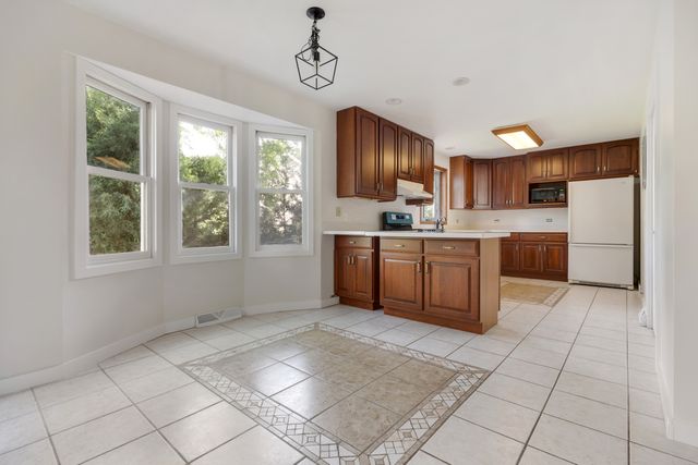 616 Blue Spruce Lane, Mundelein, IL 60060