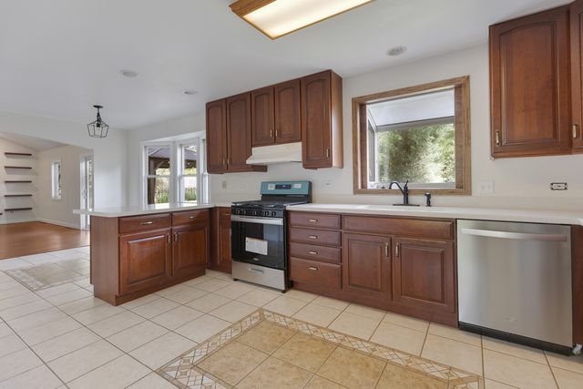 616 Blue Spruce Lane, Mundelein, IL 60060