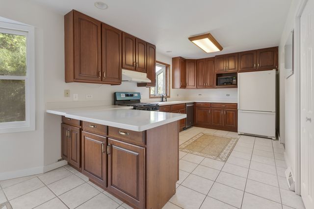 616 Blue Spruce Lane, Mundelein, IL 60060