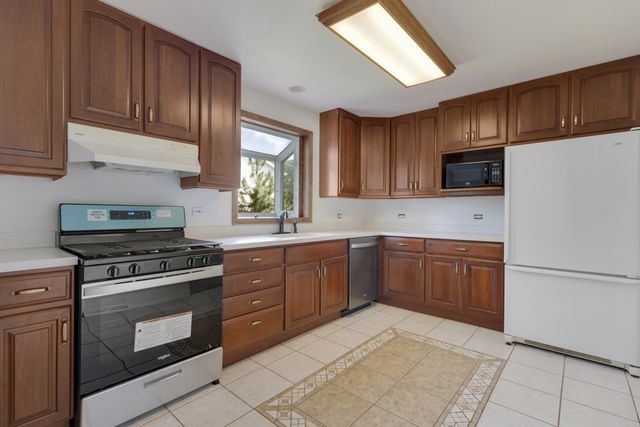 616 Blue Spruce Lane, Mundelein, IL 60060