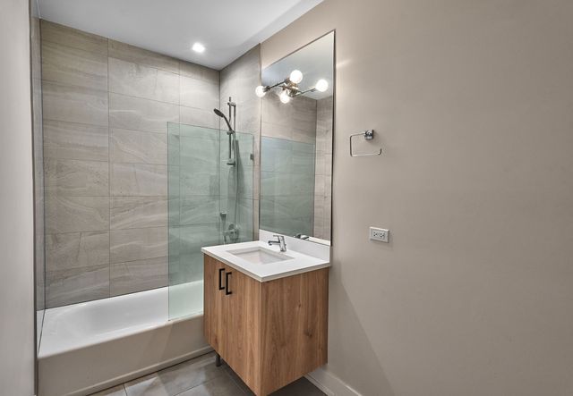 926 E 43rd Street 203, Chicago, IL 60653