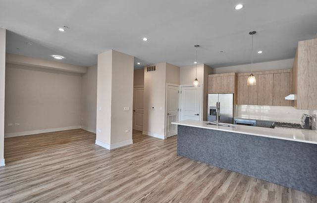 926 E 43rd Street 203, Chicago, IL 60653