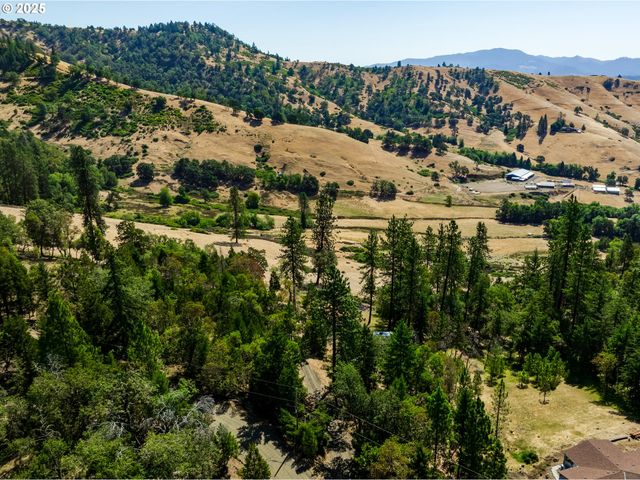 1007 WILD IRIS Ln, Roseburg, OR 97470