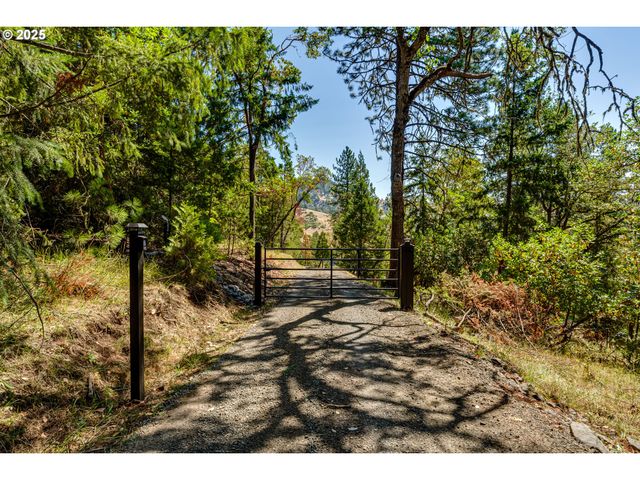 1007 WILD IRIS Ln, Roseburg, OR 97470