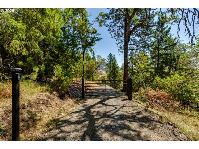 1007 WILD IRIS Ln, Roseburg, OR 97470