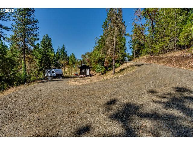 1007 WILD IRIS Ln, Roseburg, OR 97470