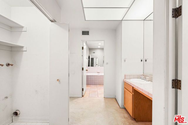 4454 Ventura Canyon Avenue 103, Sherman Oaks, CA 91423