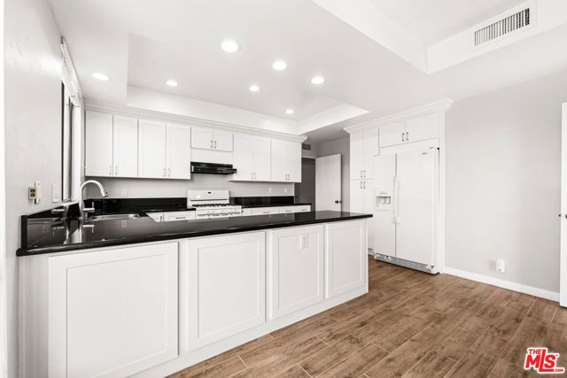 4454 Ventura Canyon Avenue 103, Sherman Oaks, CA 91423