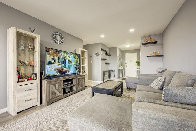 149-30 88th Street 6J, Lindenwood, NY 11414