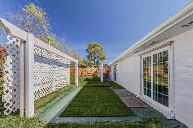 2207 Pilgrims Point Drive, Friendswood, TX 77546