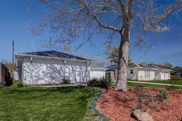 2207 Pilgrims Point Drive, Friendswood, TX 77546