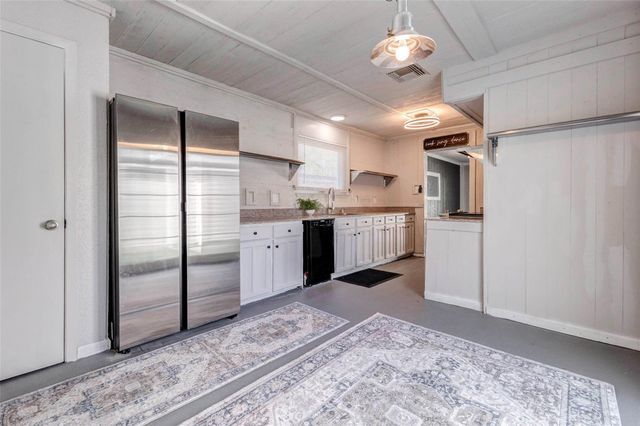 2207 Pilgrims Point Drive, Friendswood, TX 77546