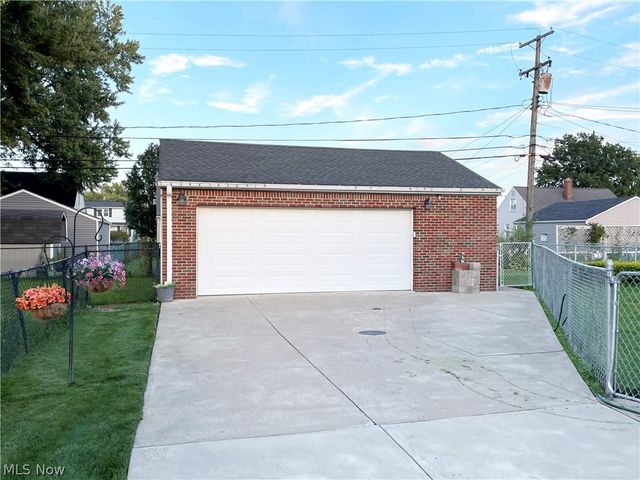 1661 Byron Drive, Mayfield Heights, OH 44124