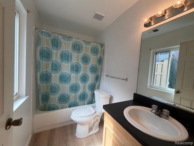 33537 Pondview Circle, Livonia, MI 48152