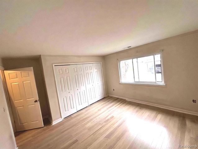 33537 Pondview Circle, Livonia, MI 48152