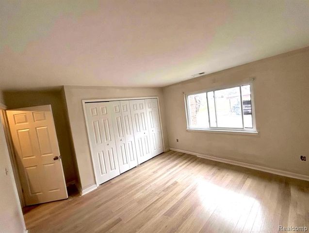 33537 Pondview Circle, Livonia, MI 48152