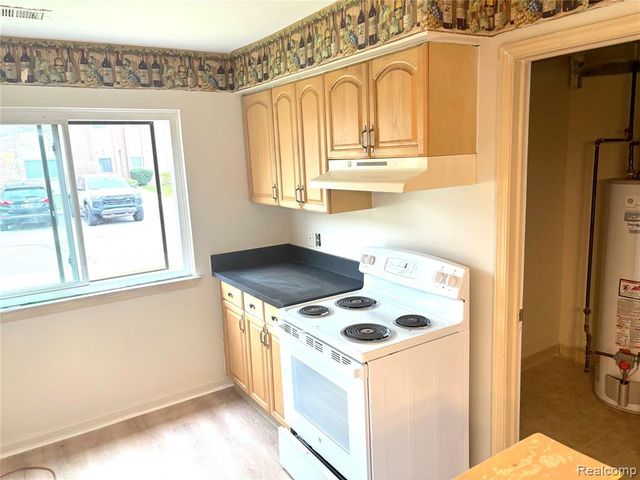 33537 Pondview Circle, Livonia, MI 48152