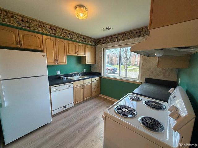 33537 Pondview Circle, Livonia, MI 48152