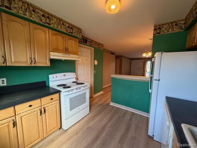 33537 Pondview Circle, Livonia, MI 48152