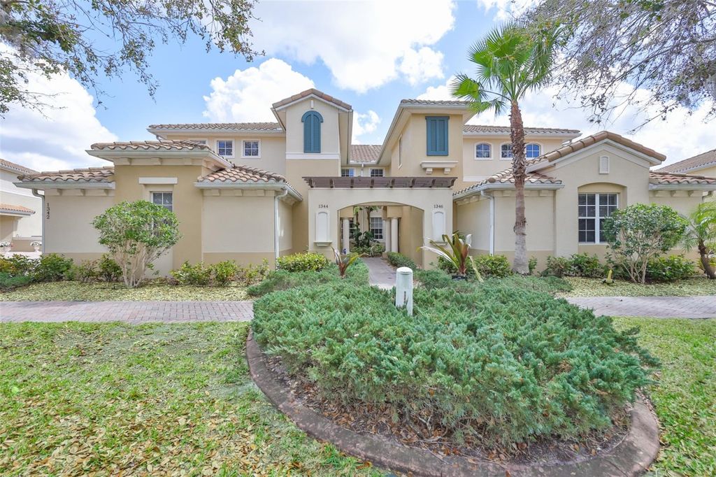 Image 3 of property listing at 1344 EMERALD DUNES DRIVE, Sun City Center, FL 33573
