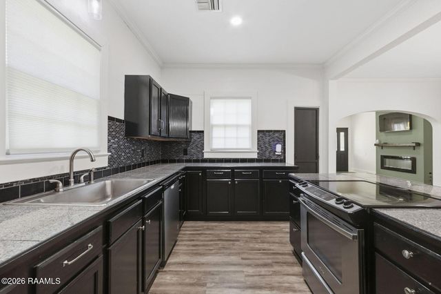 825 N Ave H, Crowley, LA 70526