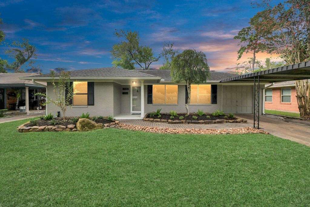 2215 Gardenia Drive, Houston, TX 77018