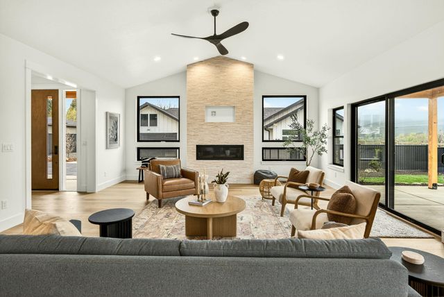 218 Alicia Avenue, Ashland, OR 97520