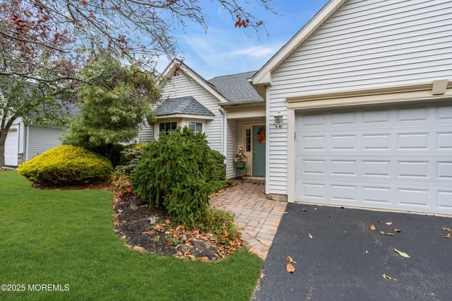 27 Strawberry Lane, Lakewood, NJ 08701