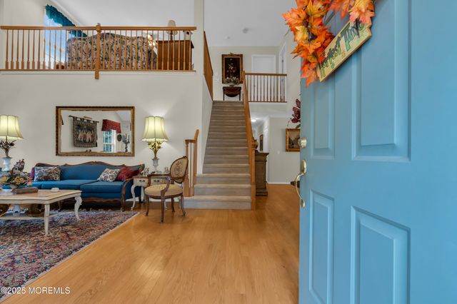 27 Strawberry Lane, Lakewood, NJ 08701