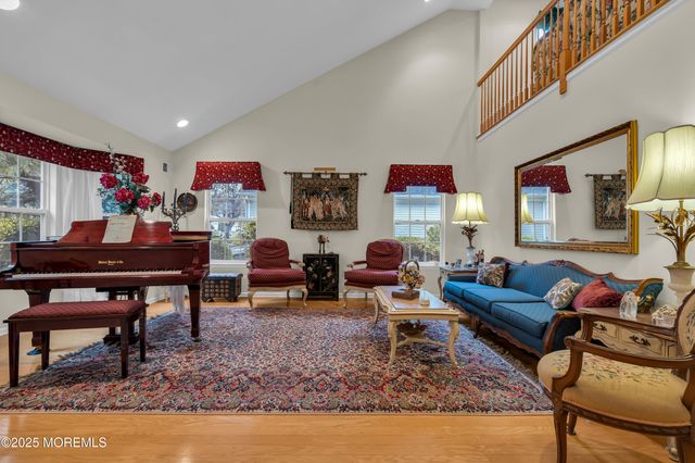 27 Strawberry Lane, Lakewood, NJ 08701