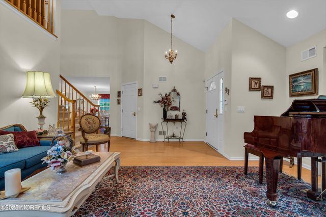 27 Strawberry Lane, Lakewood, NJ 08701