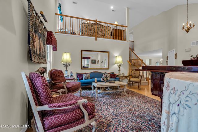 27 Strawberry Lane, Lakewood, NJ 08701