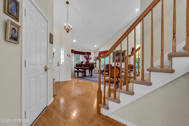 27 Strawberry Lane, Lakewood, NJ 08701