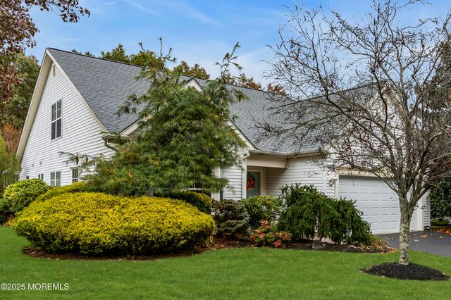 27 Strawberry Lane, Lakewood, NJ 08701