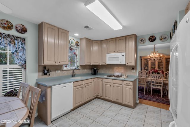 27 Strawberry Lane, Lakewood, NJ 08701