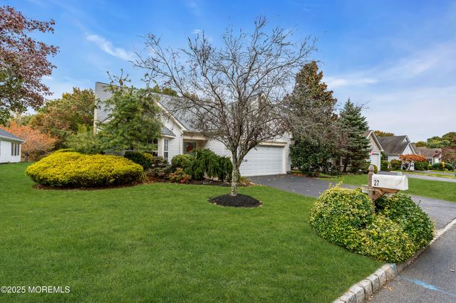 27 Strawberry Lane, Lakewood, NJ 08701
