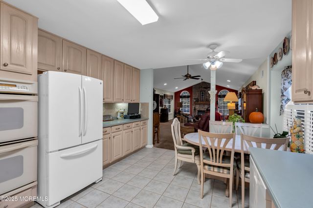 27 Strawberry Lane, Lakewood, NJ 08701