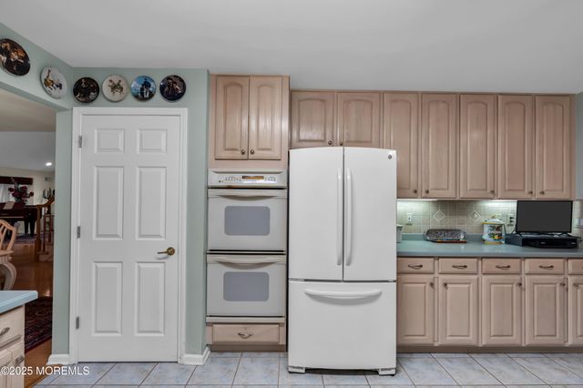 27 Strawberry Lane, Lakewood, NJ 08701