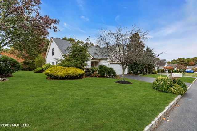 27 Strawberry Lane, Lakewood, NJ 08701