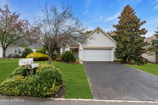 27 Strawberry Lane, Lakewood, NJ 08701