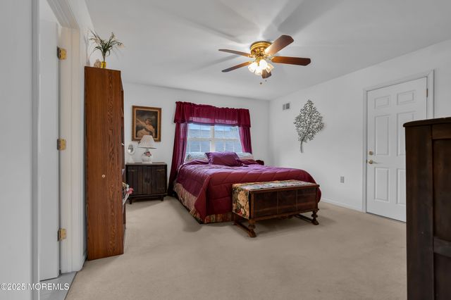 27 Strawberry Lane, Lakewood, NJ 08701