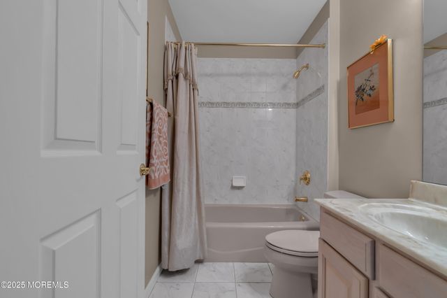 27 Strawberry Lane, Lakewood, NJ 08701