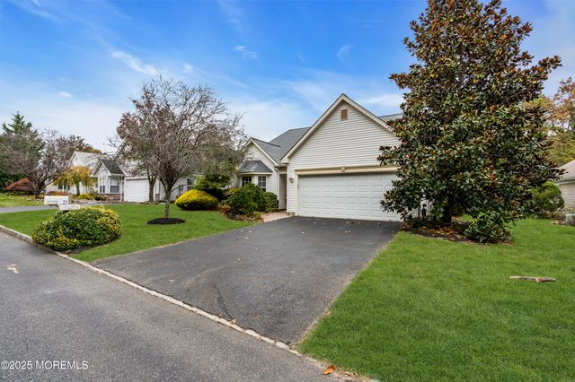 27 Strawberry Lane, Lakewood, NJ 08701